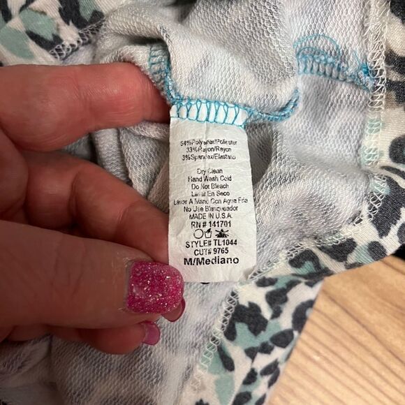 1.4.3 Story By Line-up Medium Animal print Blue Teal Sweatshirt Cut Outs in Arms - Picture 6 of 6